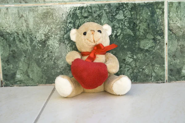 Urso de pelúcia com coração vermelho — Fotografia de Stock