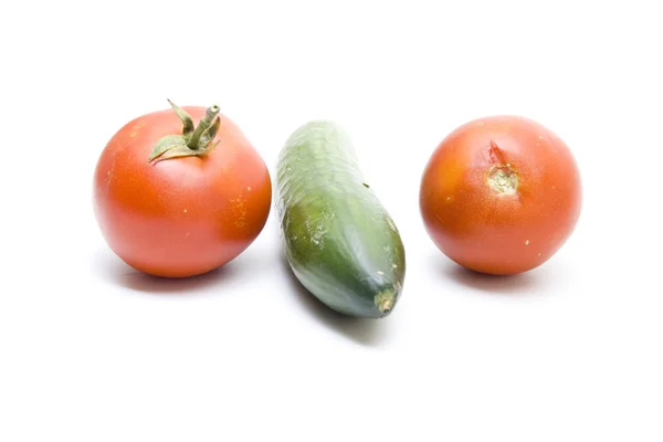Rote Tomate mit Gurke — Stockfoto