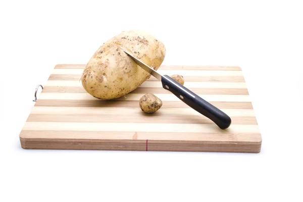 Patata fresca en plato de madera —  Fotos de Stock