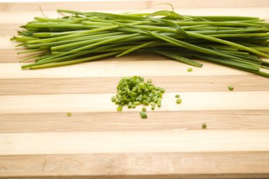 ahşap plaka üzerine doğranmış chives ile taze chives