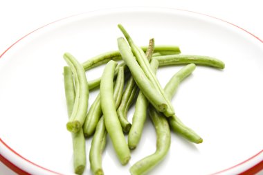 plaka üzerinde yeşil çalı fasulyesi