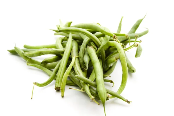 Haricots verts frais sur fond blanc — Photo