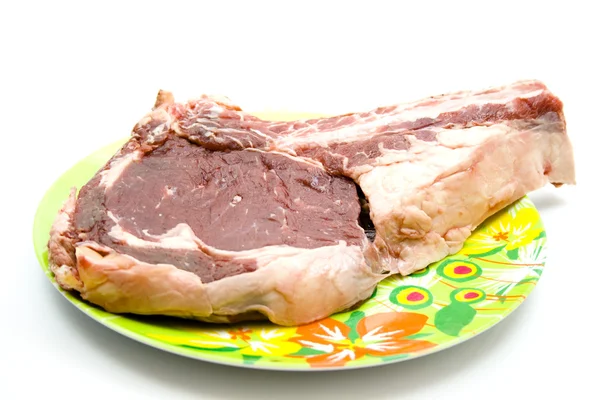 Свіжий яловичий стейк на тарілці — стокове фото