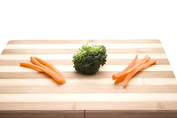 Broccoli with Carrots on Wooden Plate — Stock Photo, Image