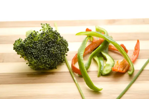 Färsk broccoli med gräslök och paprika — Stockfoto