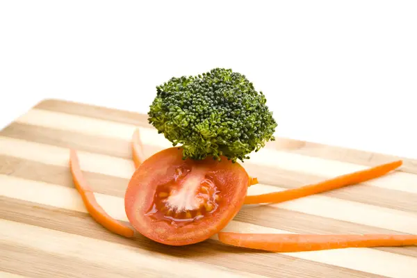 Röd tomat med gröna broccoli och morötter — Stockfoto