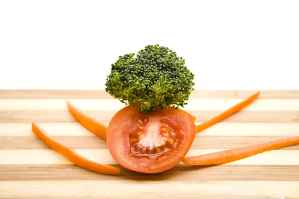 Röd tomat med gröna broccoli och morötter — Stockfoto