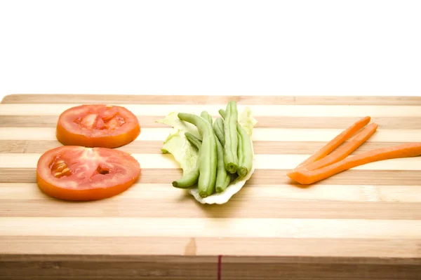 Skivade tomater med string bönor och sallad plåt — Stockfoto
