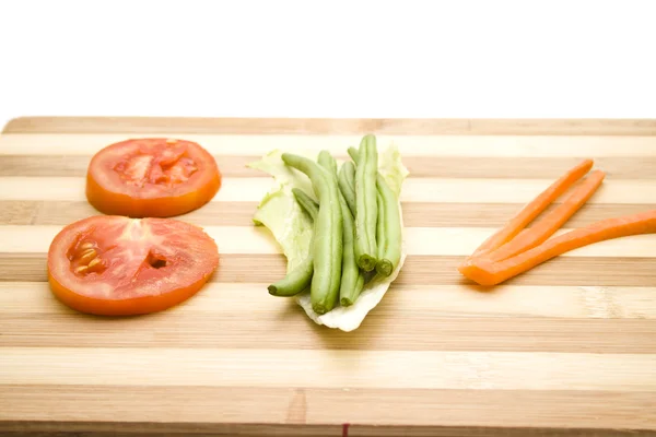 Skivade tomater med string bönor och sallad plåt — Stockfoto