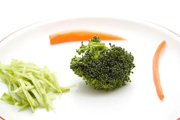 Friss brokkoli, a saláta és a sárgarépát, a lemez — Stock Fotó