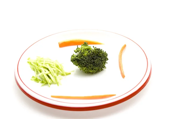 Broccoli freschi con insalata e carote su piatto — Foto Stock