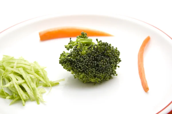 Свежий брокколи с салатом и морковью на тарелке — стоковое фото