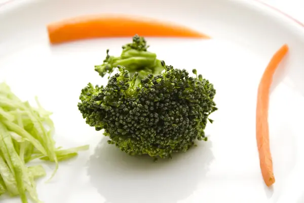 प्लेटवर सॅलड आणि गाजरसह ताजे ब्रोकोली — स्टॉक फोटो, इमेज