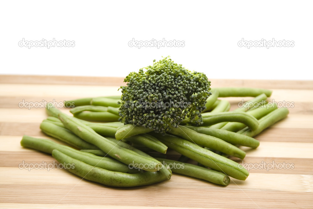 Haricot Vert Cru Dans Une Boite En Bois Sur Blanc Photographie