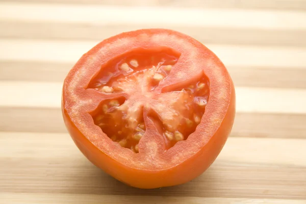 Rote Tomate auf Holzteller — Stockfoto