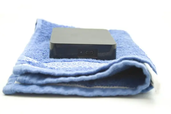 Zewnętrzny dysk twardy na niebieski ręcznik — Zdjęcie stockowe