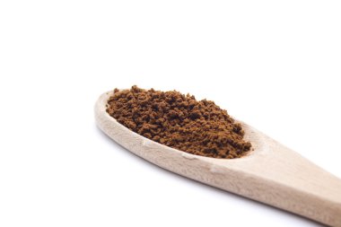 tahta kaşık üzerine taze hazır kahve