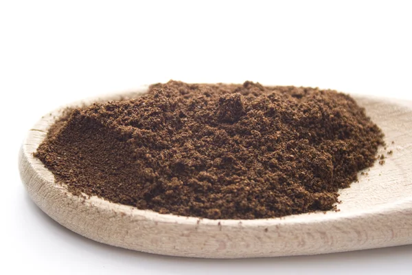 Čerstvě mletou kávu na dřevěnou lžící — Stock fotografie