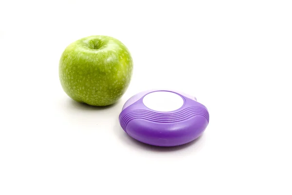 Manzana verde fresca con inhalador — Foto de Stock