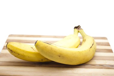 ahşap plaka üzerinde sarı muz