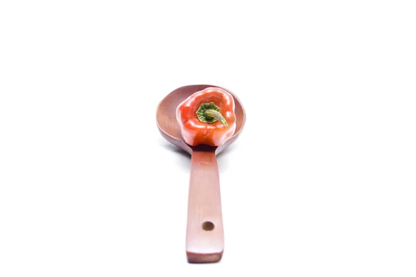红柿子椒中木勺 — 图库照片