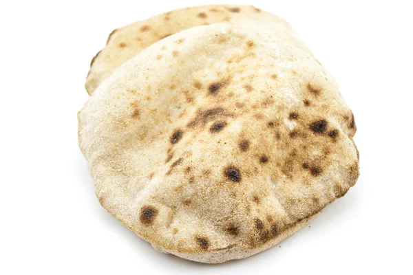 beyaz zemin üzerine taze pişmiş mısır ekmeği