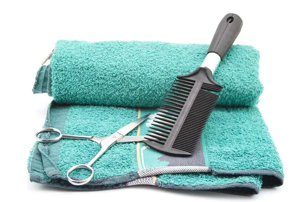 Szczotka do włosów nożyczkami na zielony ręcznik — Zdjęcie stockowe