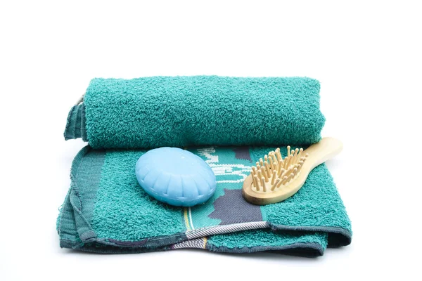 緑のタオルの上に青色の石鹸と handbrush — ストック写真