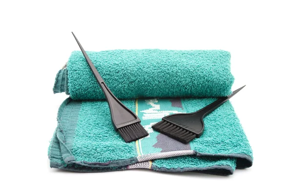 Cepillo de pelo diferente en toalla verde —  Fotos de Stock