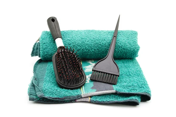 Cepillo de pelo diferente en toalla verde — Foto de Stock