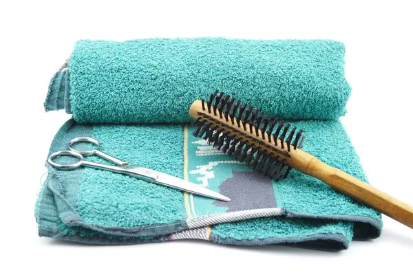 Szczotka do włosów nożyczkami na zielony ręcznik — Zdjęcie stockowe