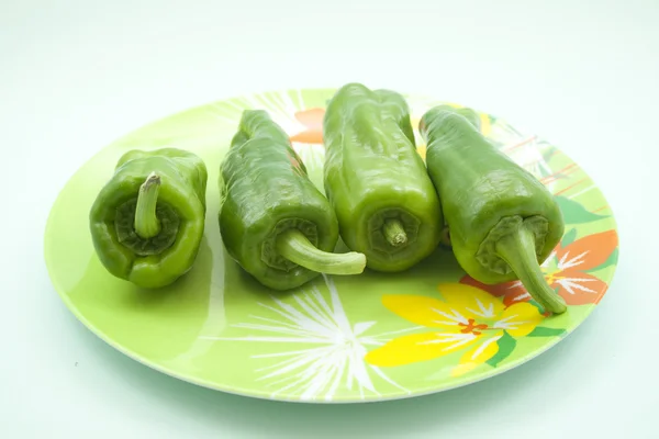 Färsk grön paprika på plastplatta — Stockfoto