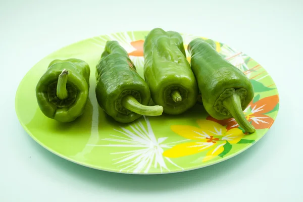 Capsicum verde fresco en la placa de plástico — Foto de Stock