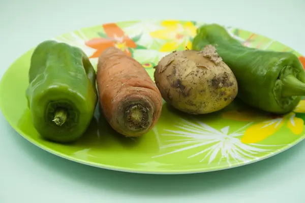 Poivron aux carottes et pommes de terre sur plaque en plastique — Photo