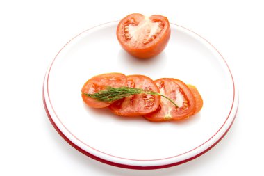 plastik levha üzerine dereotu ile taze kırmızı domates