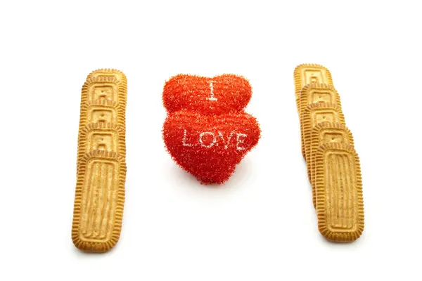 Kırmızı kalpler ile pişmiş bisküviler — Stok fotoğraf
