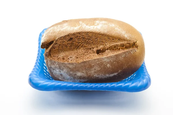 Mavi plastik sepet içinde taze kahverengi ekmek — Stok fotoğraf