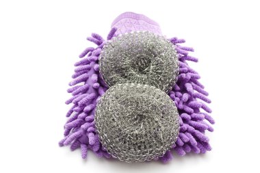 pot sünger ile beyaz zemin üzerine toz silecek