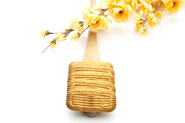 tahta kaşık üzerine taze pişmiş bisküviler