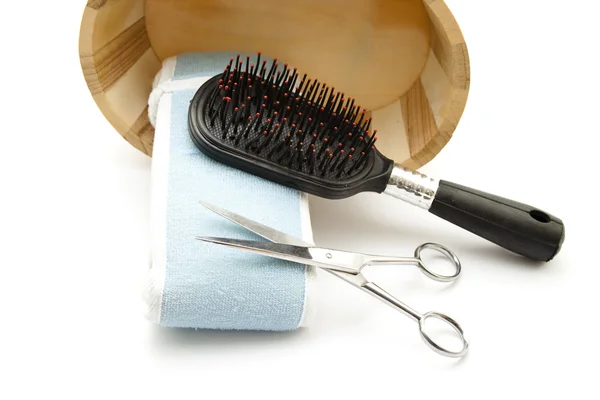 Cepillo de pelo diferente con paño cosmético en contenedor de madera — Foto de Stock