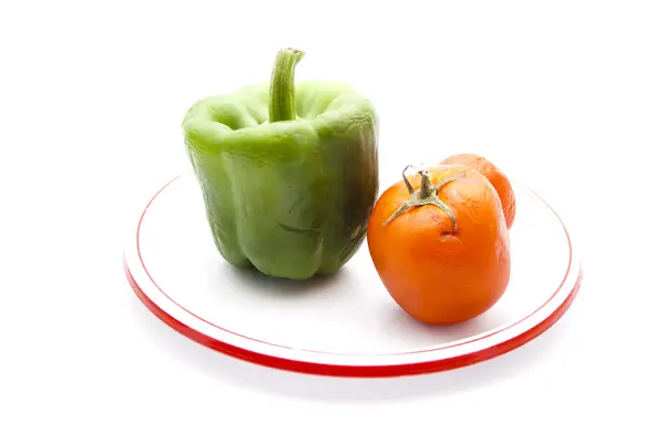 Capsicum verde fresco com tomates vermelhos — Fotografia de Stock