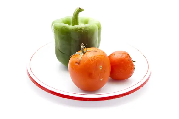Capsicum verde fresco com tomates vermelhos — Fotografia de Stock