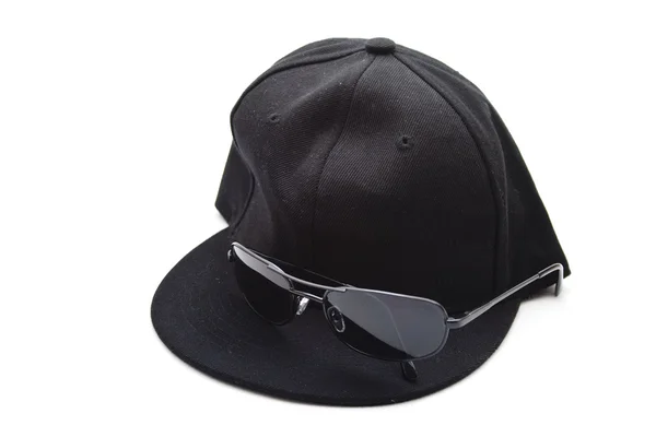 beyzbol kap beyaz zemin üzerine güneş gözlüklü