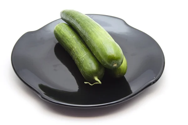 Свіжий зелений огірок на керамічній плиті — стокове фото