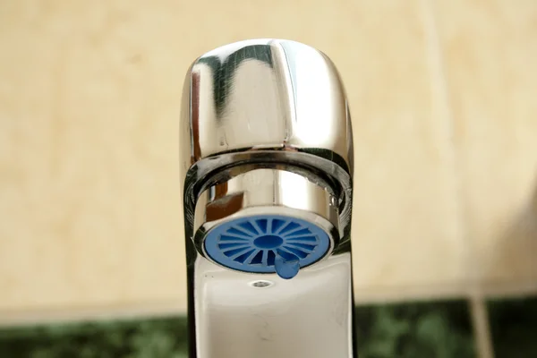 Torneira de água no banheiro — Fotografia de Stock