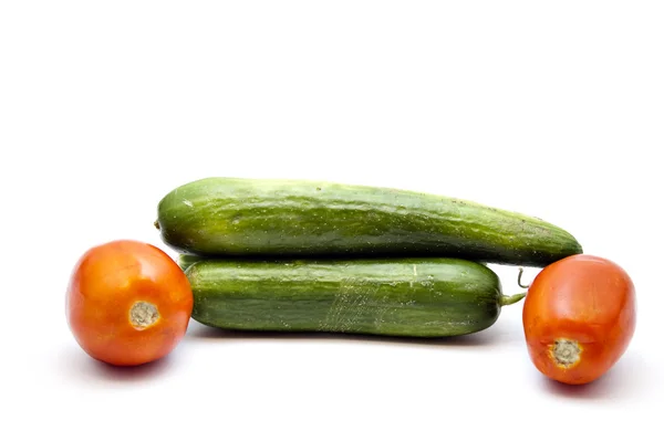 Frische grüne Gurke mit roten Tomaten — Stockfoto