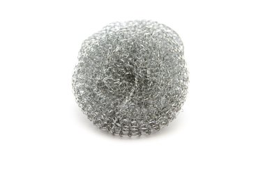 beyaz zemin üzerine gümüş pot sünger