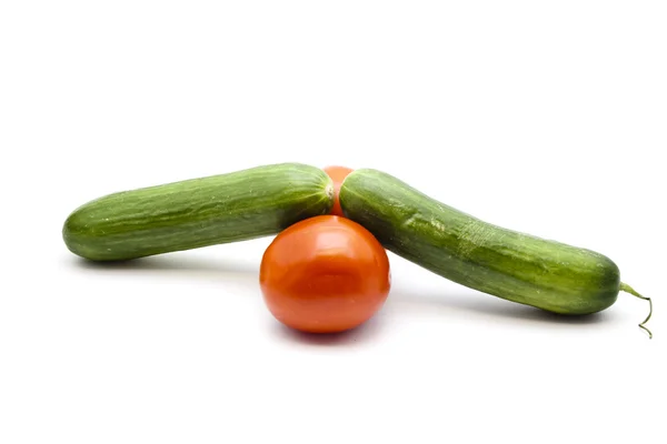 Frische grüne Salatgurken mit roten Tomaten — Stockfoto