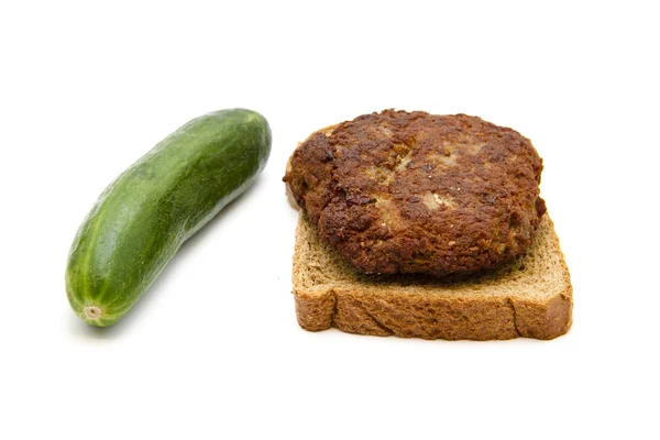 キュウリとトーストのパンと新鮮な牛肉フリッカデーラ — ストック写真