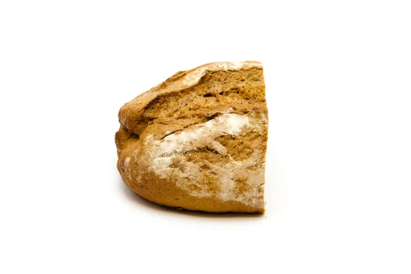 Pão castanho fresco assado sobre fundo branco — Fotografia de Stock